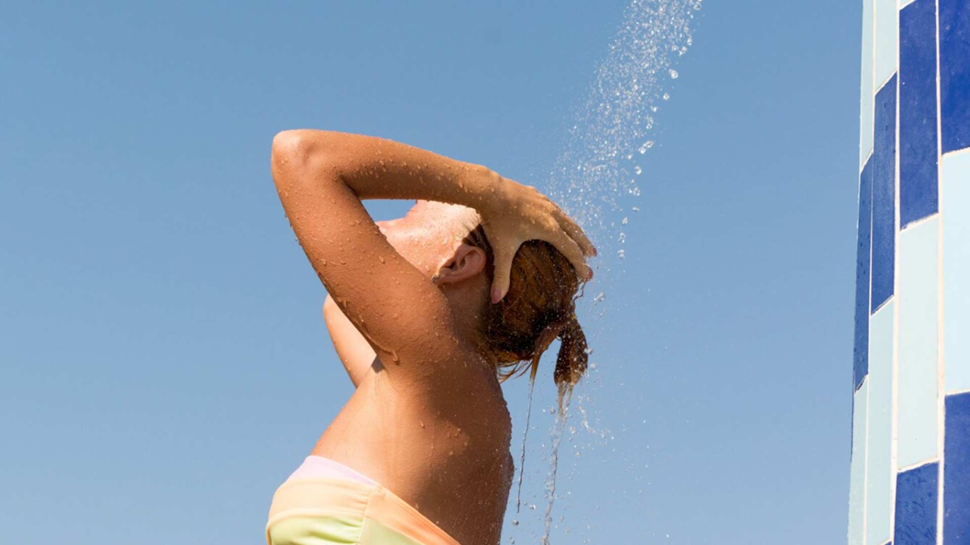 Cuidar-el-pelo-del-cloro-de-la-piscina Cuidar-el-pelo-del-cloro-de-la-piscina