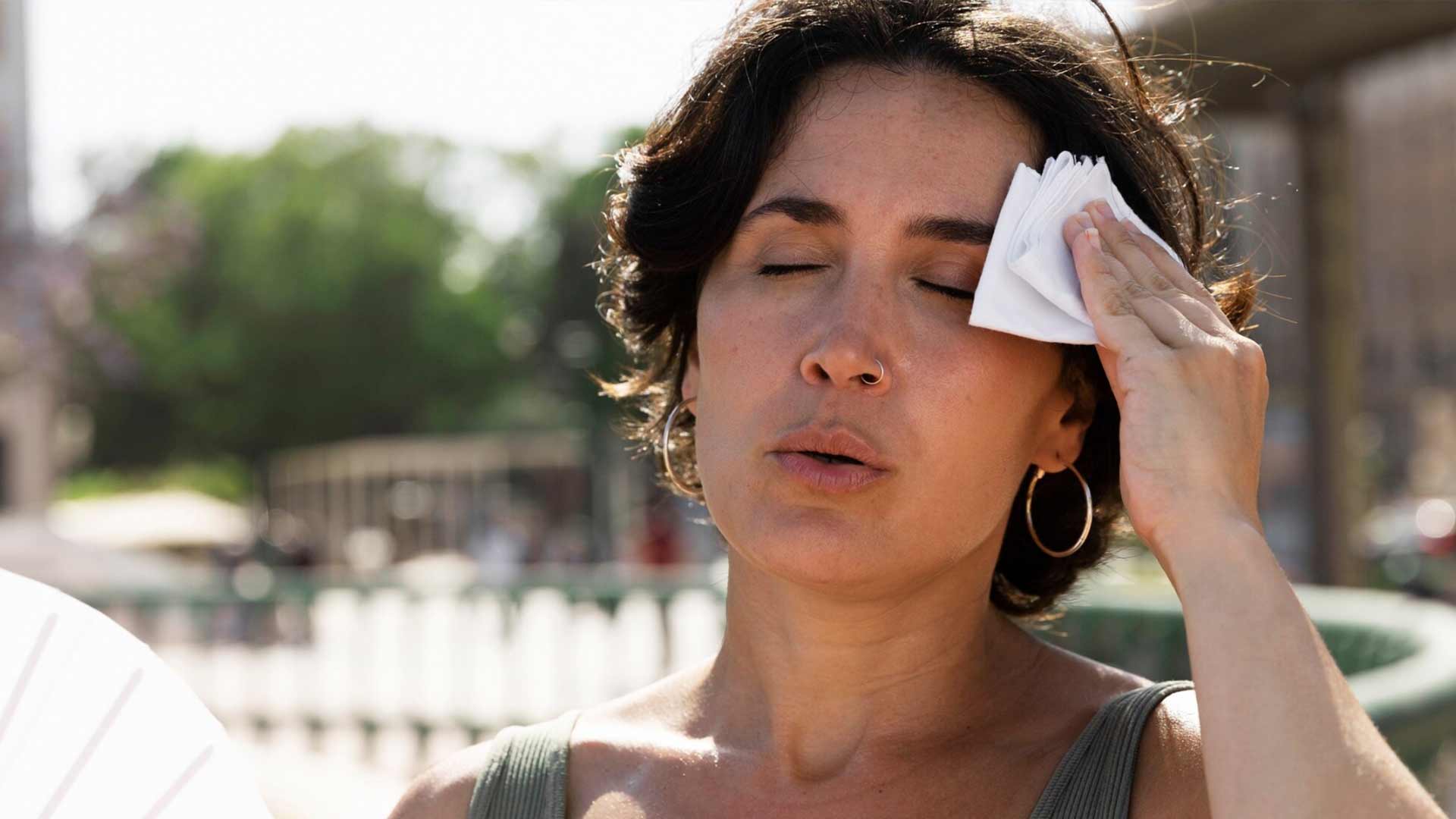 por-qué-se-cae-el-pelo-en-verano-1 por-qué-se-cae-el-pelo-en-verano-1