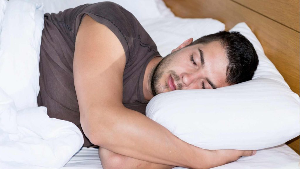 ¿Es-malo-dormir-con-el-pelo-mojado-